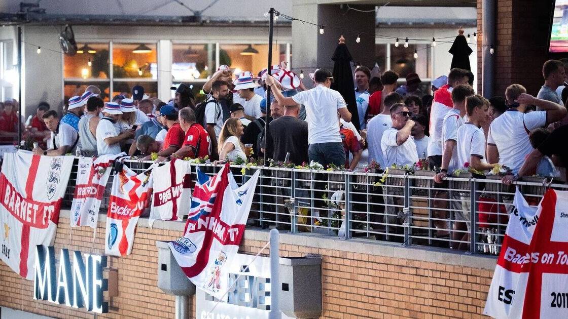 England World Cup fans slam Nigel Farage with brutal chant after Keir Starmer resigns
