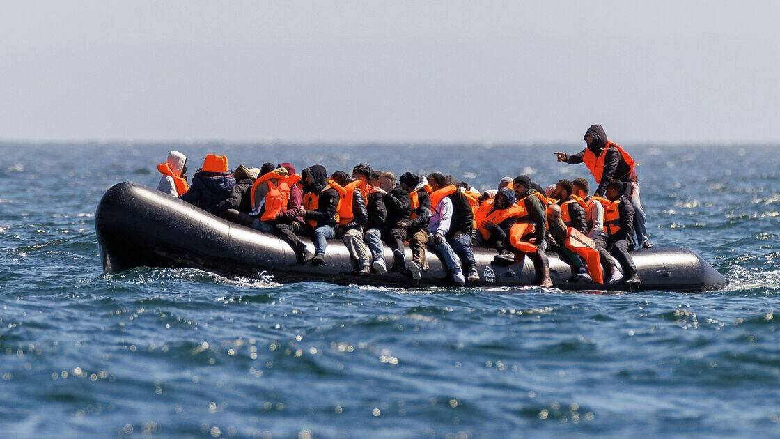 Alarming new small boat tactic as heatwave encourages Channel crossing record
