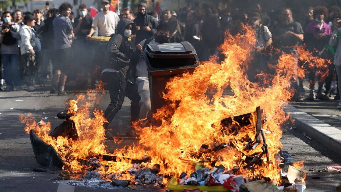 Paris riots: French capital in flames as hundreds of furious protesters arrested