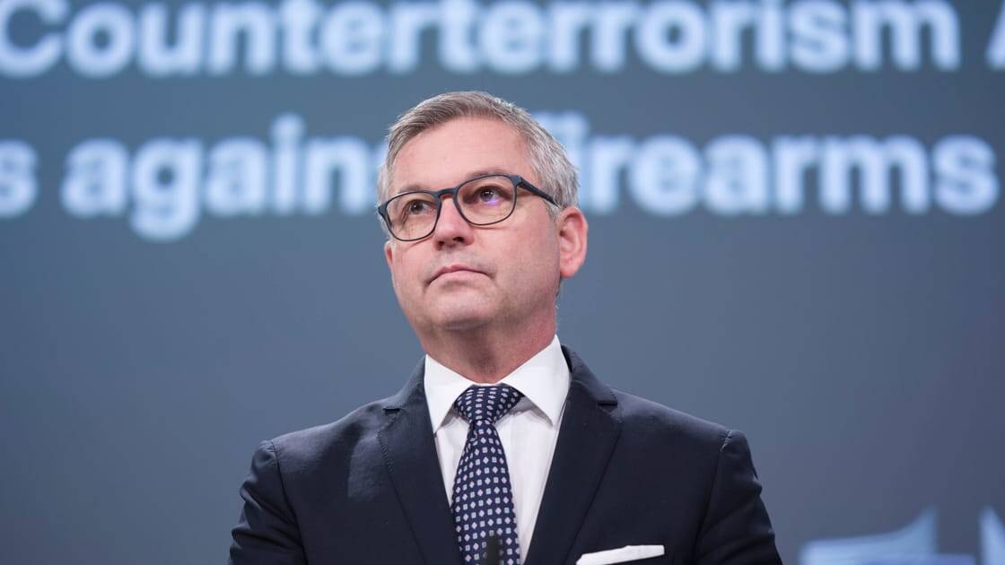 Migration commissioner&rsquo;s &lsquo;photo op&rsquo; visit to Serbia angers MEPs