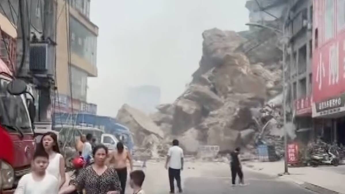 Eight killed and thousands evacuated after huge landslide in 'China megacity'