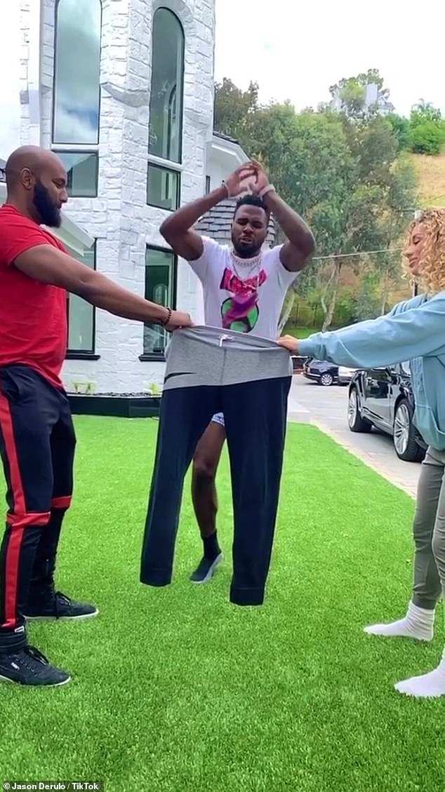 Jason Derulo shows off his impressive leaping ability by ...