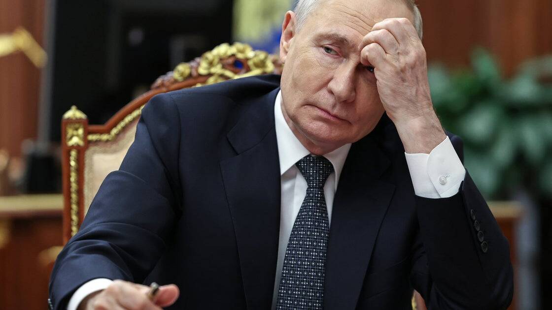 'Toxic Atmosphere' Surrounds Putin As Russian Casualties Mount On Ukraine Battlefield