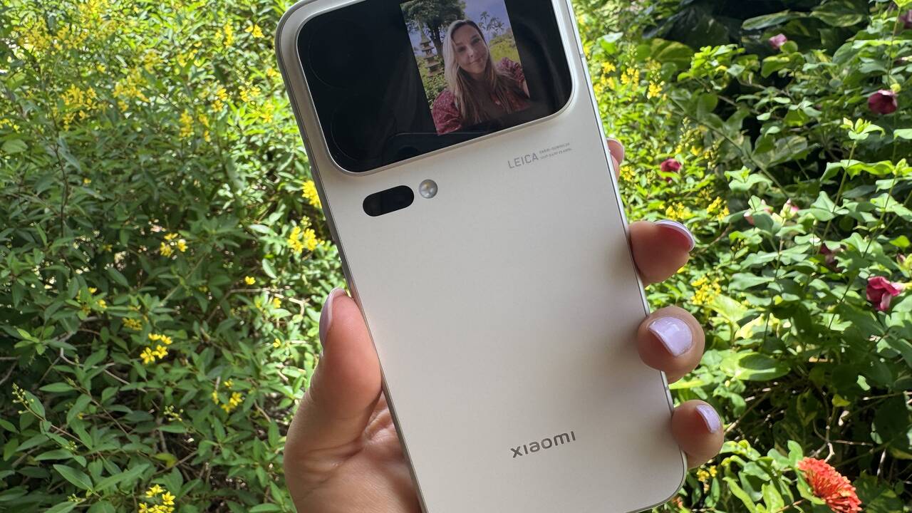I&rsquo;m Enamored With the Xiaomi 18 Pro Max&rsquo;s Rear Second Screen