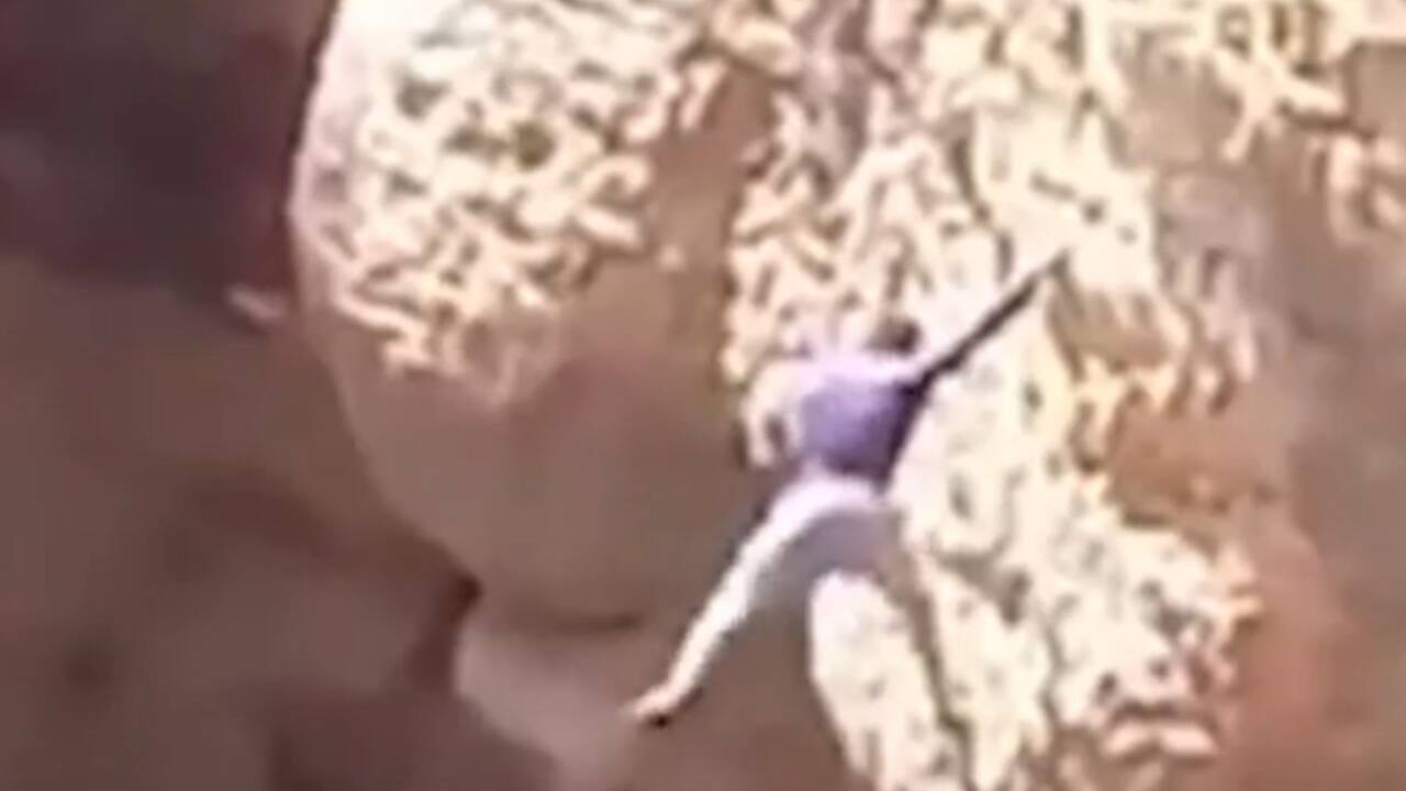 Moment &lsquo;Spider-Man of Yemen&rsquo; climbs volcanic crater seconds before he loses grip and falls to his death