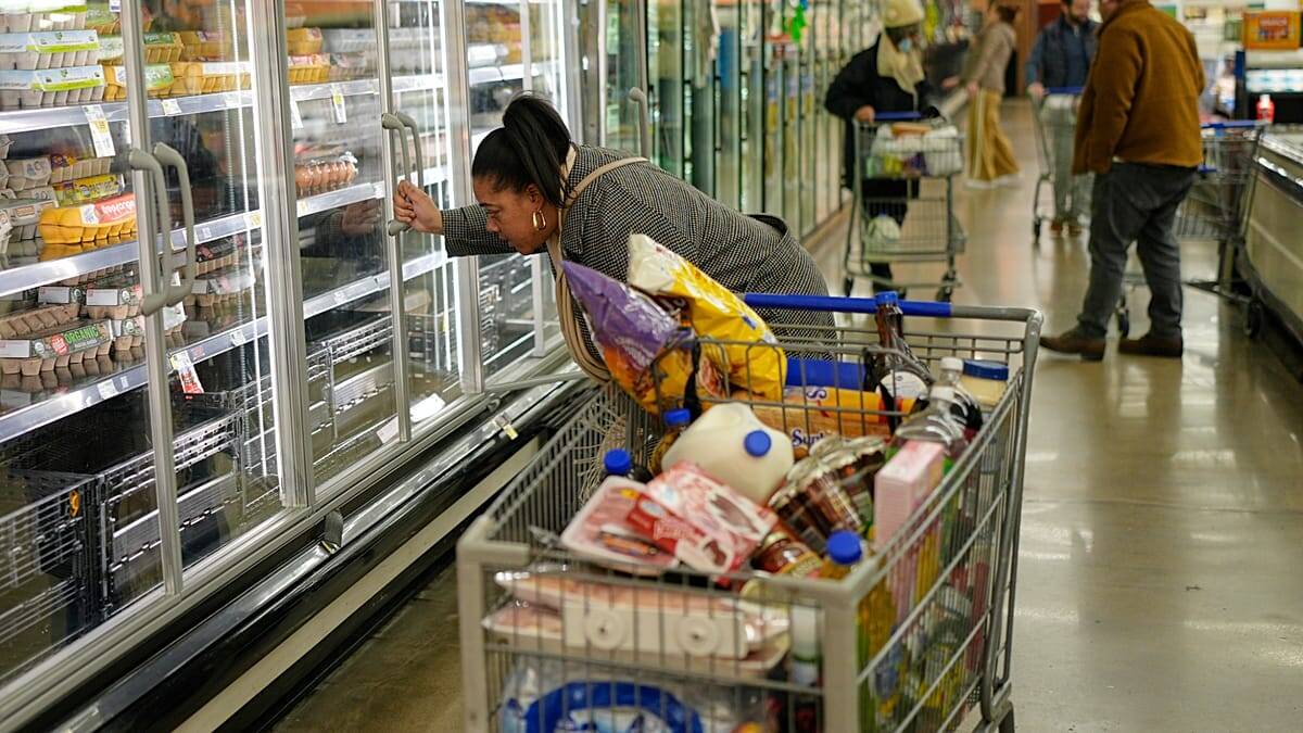 Video. United States: Empty shelves as shoppers race to stock up before winter storm