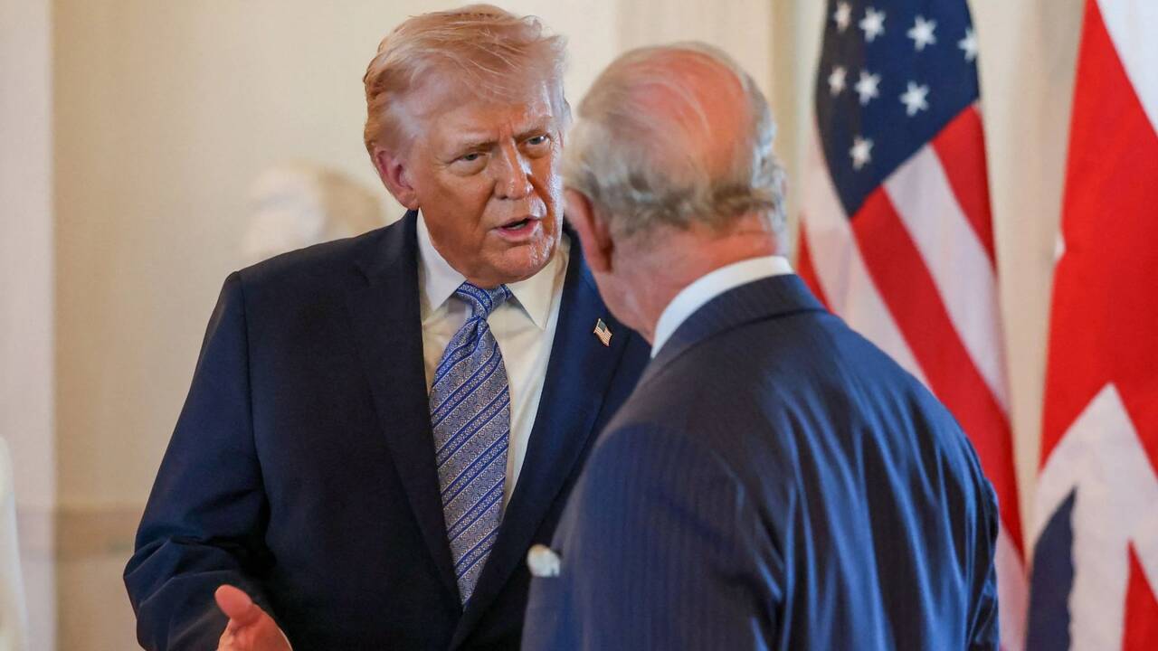 Trump&rsquo;s chilling three-word Putin warning to King Charles picked up by lip reader as pair meet at White House