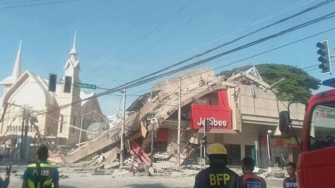 Philippines earthquake: Terrifying moment buildings collapse as locals scream in fear