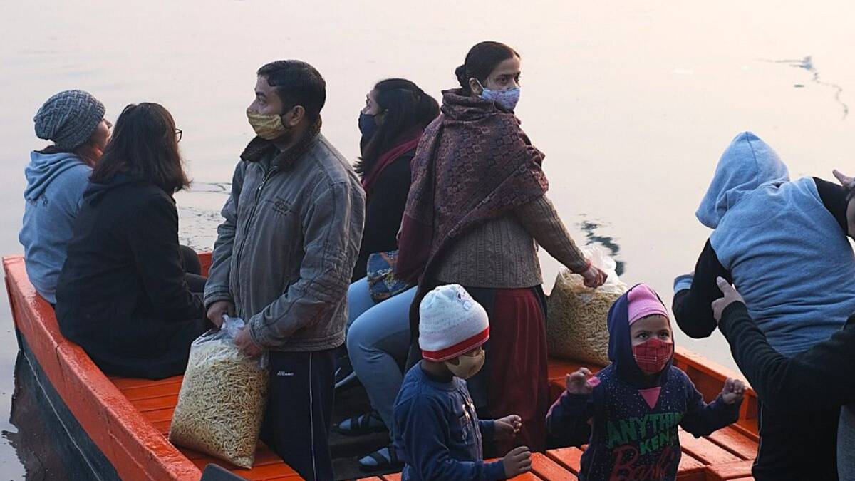 157 Migrants Rescued After Overcrowded Mega-Dinghy Catches Fire in English Channel