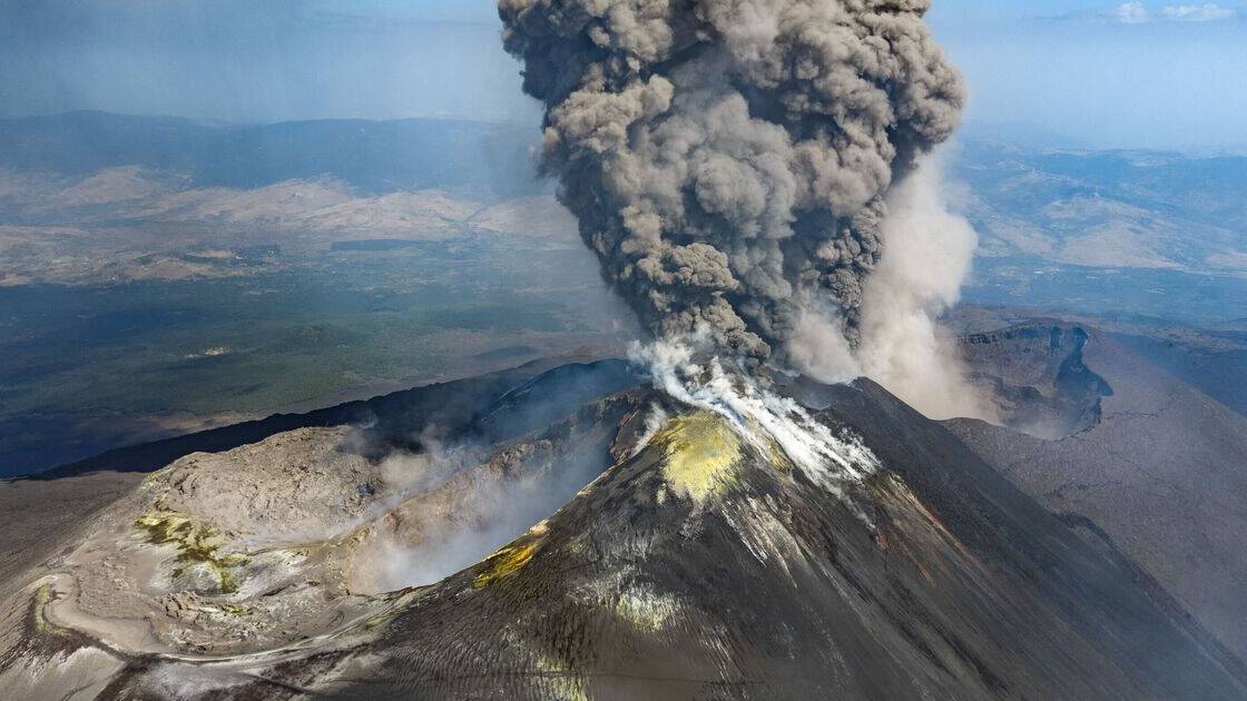 Volcano eruption sparks panic in holiday hotspot filled with Brits - flights cancelled